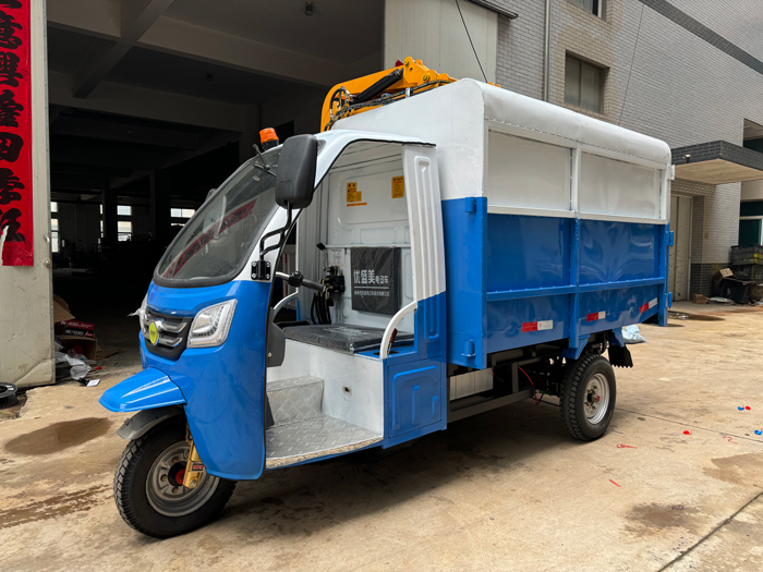 三轮侧翻桶车