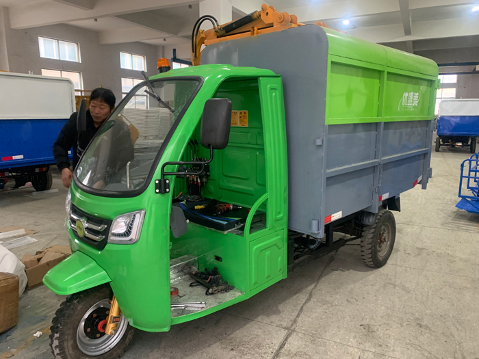 三轮侧翻桶车